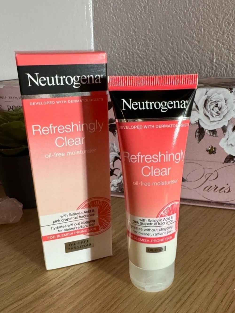 Neutrogena Refreshingly Clear Oil-Free Moisturiser - Pink